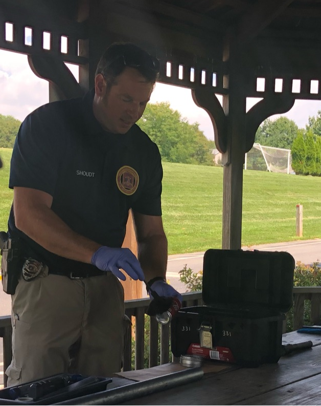 Detective Shoudt dusting for fingerprints.